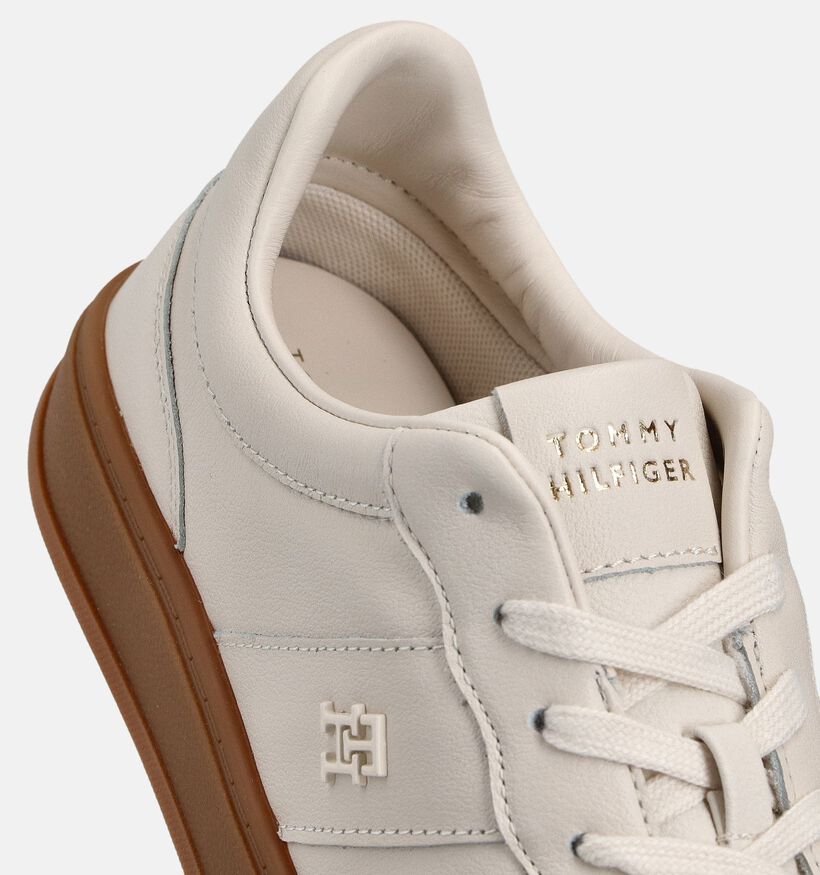 Tommy Hilfiger Heritage Court Baskets en Ecru Tommy Hilfiger Heritage Court Baskets en Ecru pour femmes (366162)