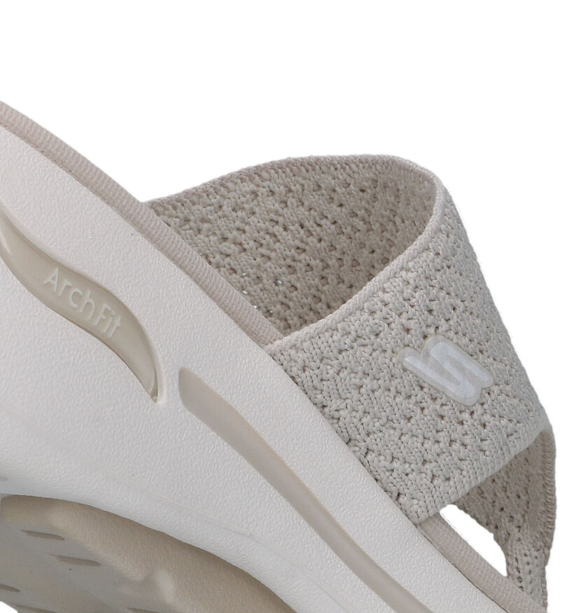 Skechers Go Walk Arch Fit Weekender Tongs en Écru pour femmes (338825)
