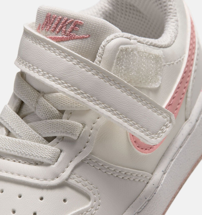 Nike Court Borough Low Baskets en Ecru/Rose pour filles (381058)