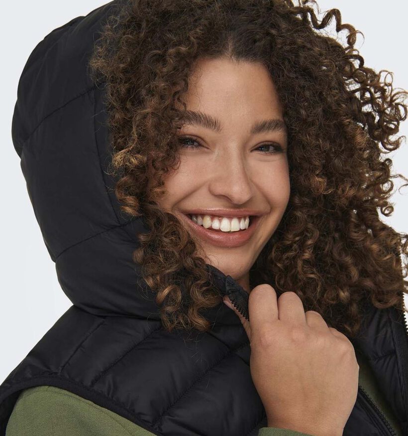 ONLY Carmakoma New Tahoe Zwarte Korte gewatteerde bodywarmer voor dames (351421)