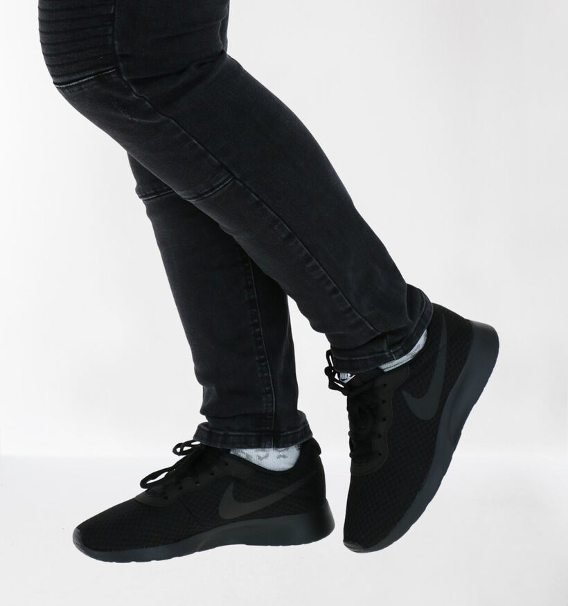 Nike Tanjun Baskets en Noir pour femmes (324623)