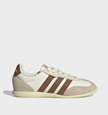 adidas Barreda Low Sneakers off white/Dusky Bronze/warm vanilla/core white/ core black/ warm vanilla