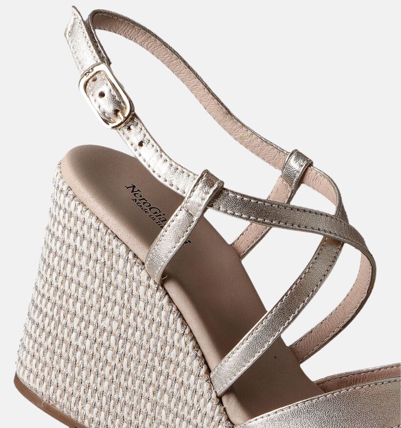 NeroGiardini Gouden Sandalen met sleehak NeroGiardini Gouden Sandalen met sleehak voor dames (355953)