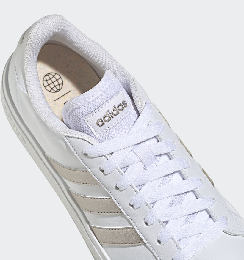 Adidas Grand Court Base 2.0 Witte Sneakers met Metallic strepen voor dames (356999)