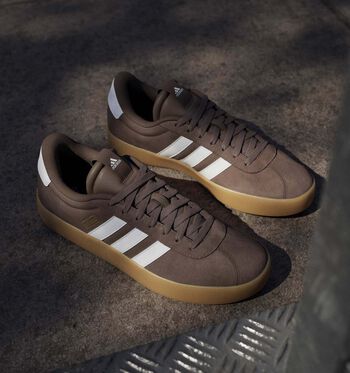 adidas VL Court 3.0 Low Baskets Aluminium/ Core black/ Gold metallic/alumina/ core black/ gold met./earth strata/ ftwr white/ gold met./Earth strata / Cloud white /Gold metallic/Shadow navy/ Off white/ Legend ink/Shadow Navy/Off White/Legend Ink/dark blue/ clear sky/ gold met./Dark Green/Cloud White/Collegiate Burgundy/dark green/ftwr white/collegiate burgundy/Olive strata/ Olive strata/ Gold metallic/olive strata/ olive strata/ gold met./tent green/ shadow red/ olive strata/Collegiate Green/Cloud White/Wonder Silver/charcoal/ charcoal/ gold met./Charcoal/ Charcoal/ Gold metallic