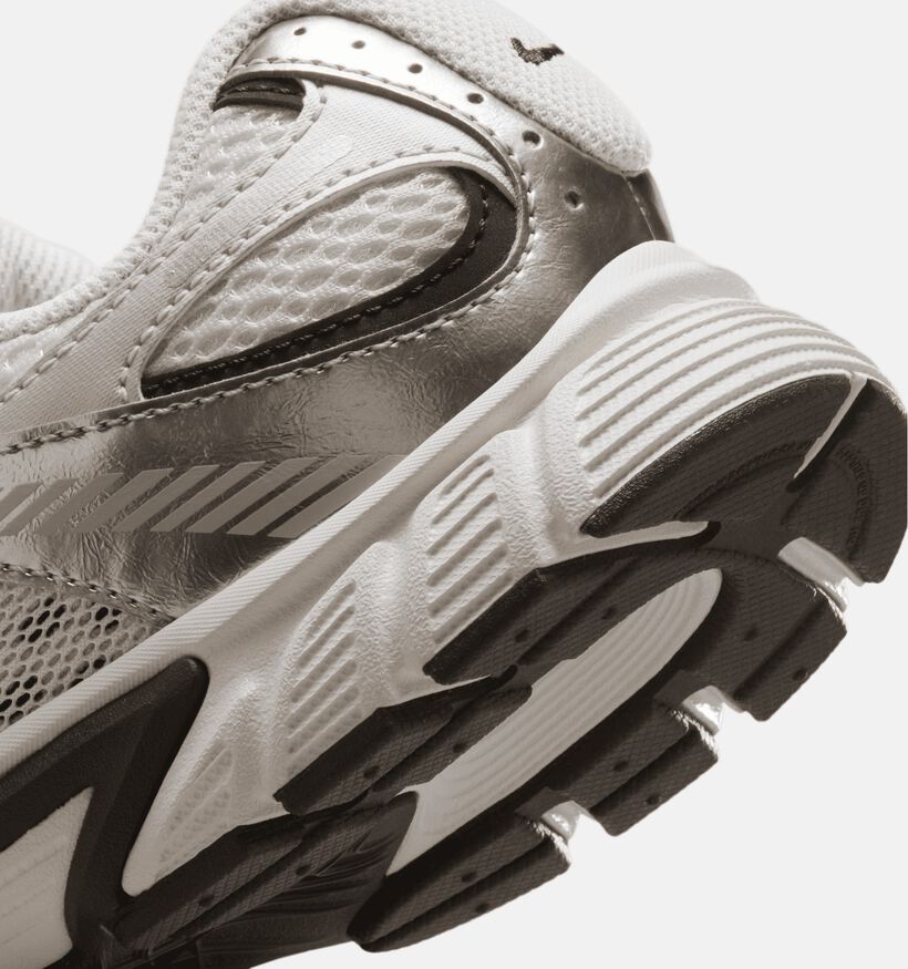 Nike V5 RNR Phantom Baskets basses en Blanc/Marron fonc&eacute; pour filles, gar&ccedil;ons (373448)