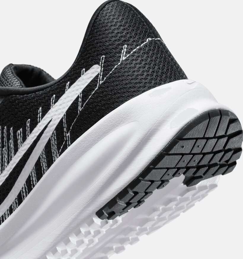 Nike Run Defy Baskets basses en Noir pour hommes (355896)