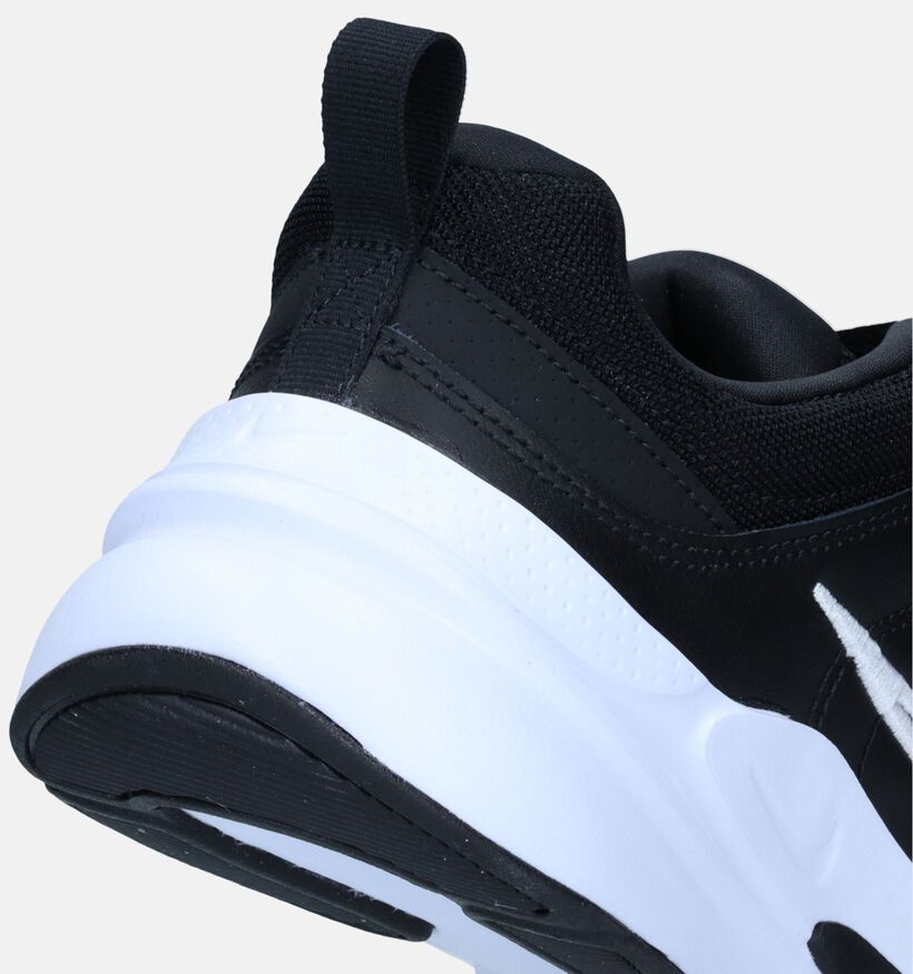 Nike Defy All Day Baskets en Blanc pour hommes (332318)