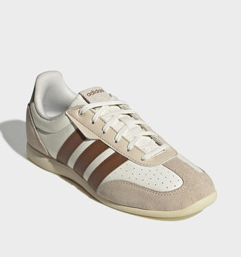 adidas Barreda Low Sneakers off white/Dusky Bronze/warm vanilla/core white/ core black/ warm vanilla