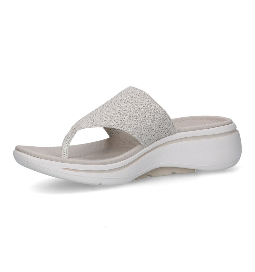 Skechers Go Walk Arch Fit Weekender Tongs en Écru pour femmes (338825)