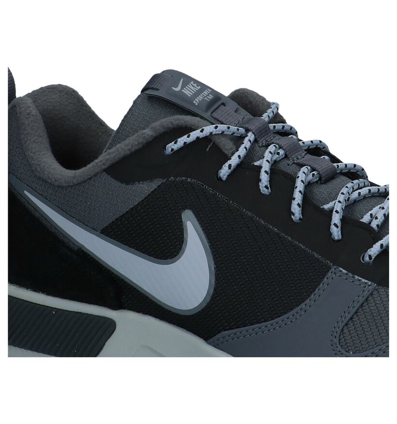 Paarse Nike Nightgazer Trail Lage Sneakers in daim (233342)