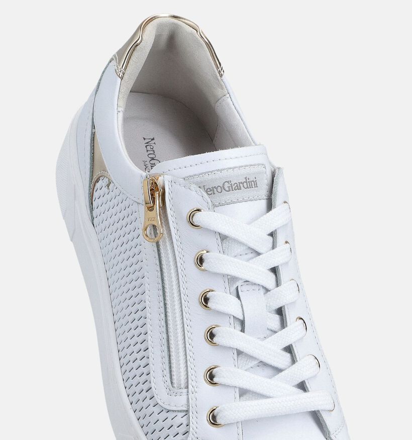 NeroGiardini Witte Geklede Sneakers met Rits voor dames (369087) - geschikt voor steunzolen