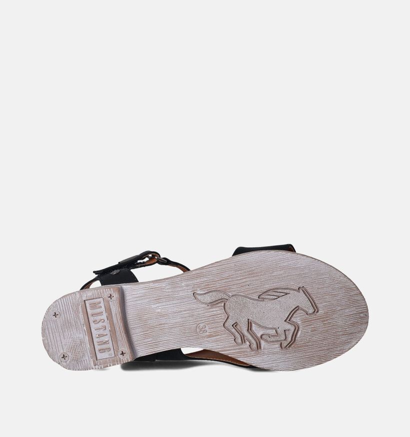 Mustang Sandales plates en Noir pour femmes (353419)