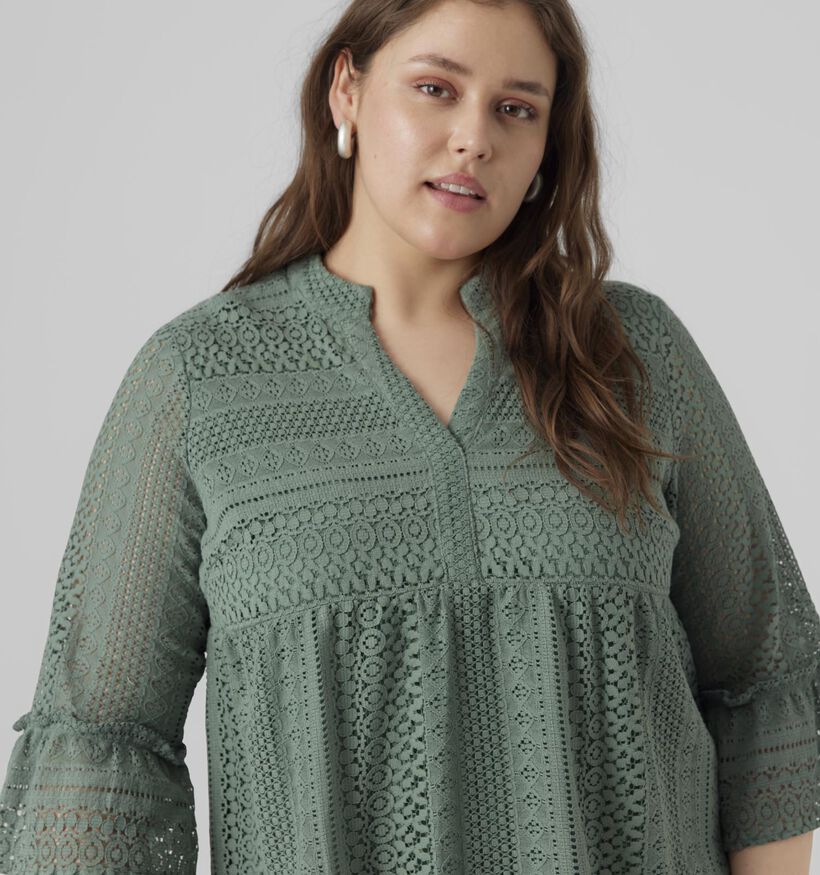 Vero Moda Curve Honey Lace Robe mi-longue en Vert pour femmes (375027)
