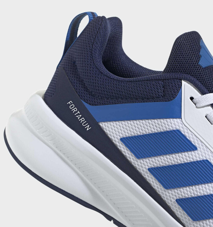 adidas Fortarun 4.0 Baskets en Blanc/Bleu pour gar&ccedil;ons (372683) - pour semelles orthop&eacute;diques