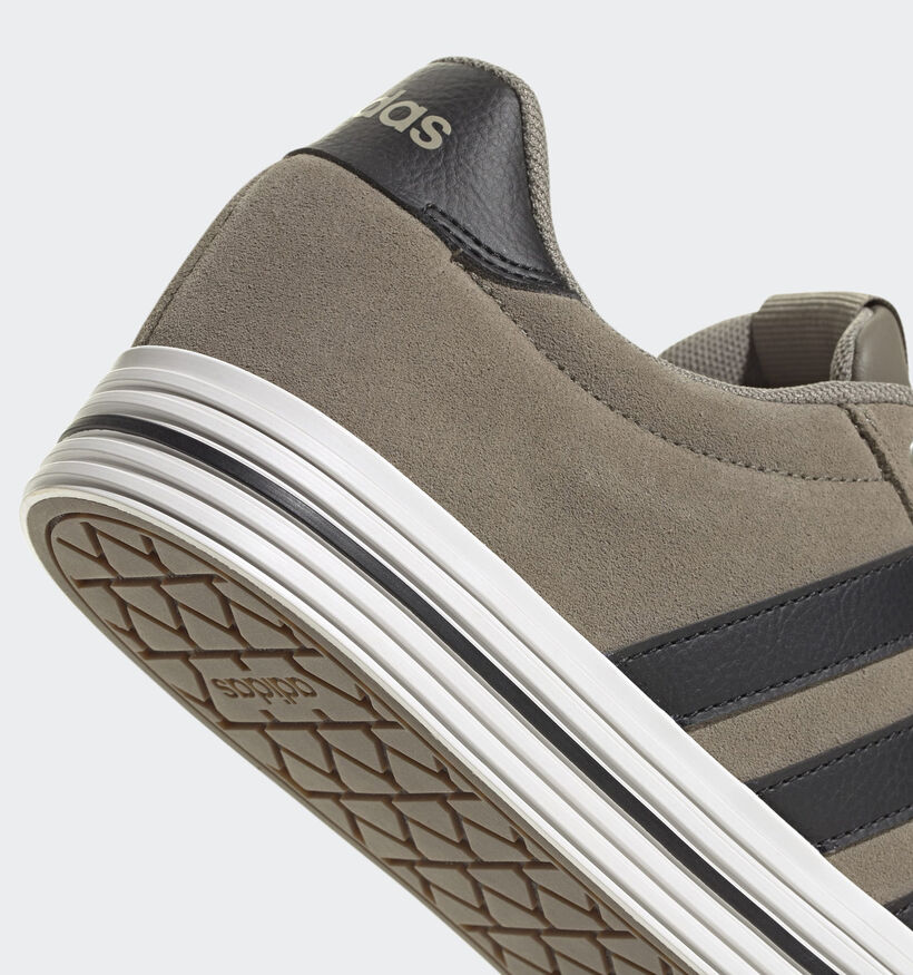 adidas Daily 4.0 Baskets basses en Vert Kaki pour hommes (372597)