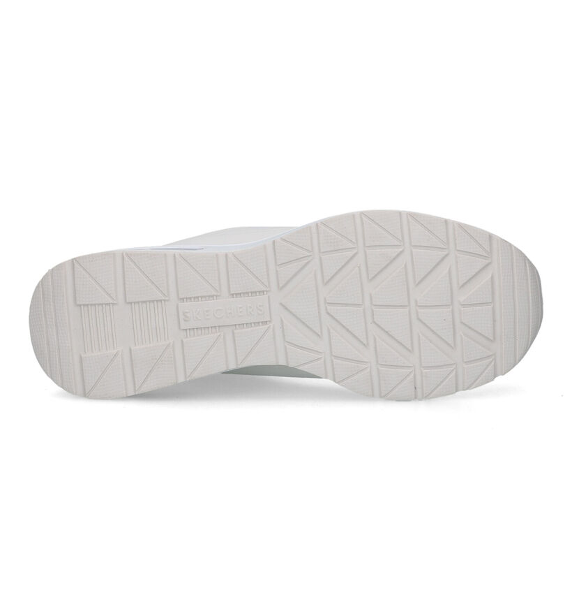 Skechers Million Air Alevated Air Baskets avec talon compensé en Écru pour femmes (350353)