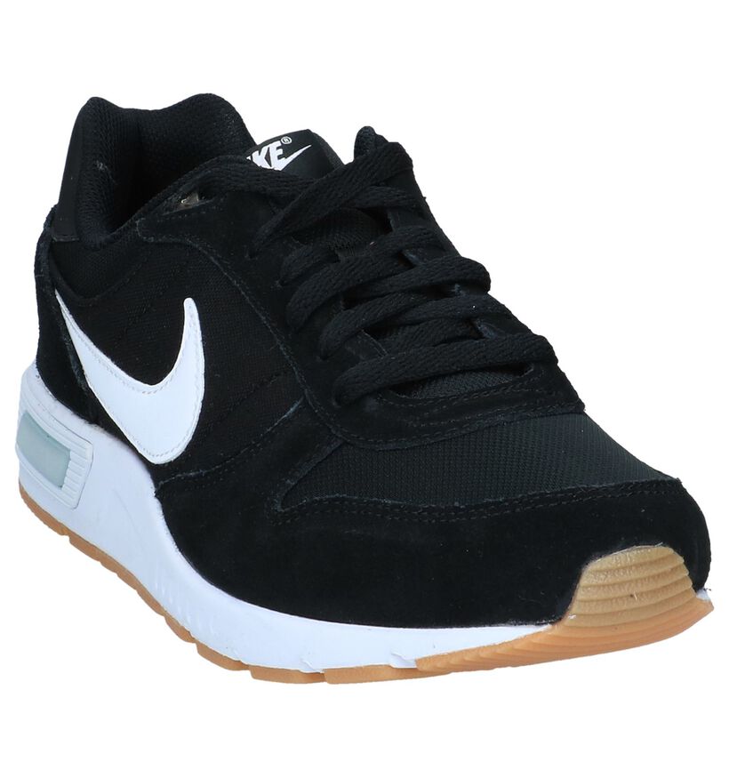 Nike Nightgazer Zwarte Sneakers in stof (234109)