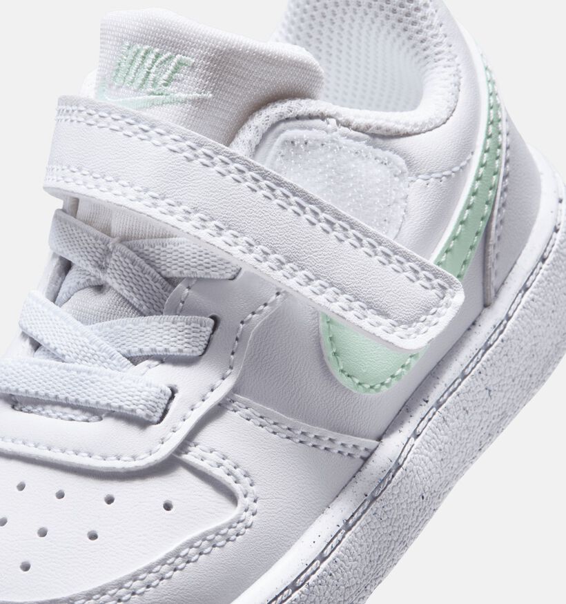 Nike Court Borough Low Baskets pour b&eacute;b&eacute; en Blanc pour filles, gar&ccedil;ons (373422)