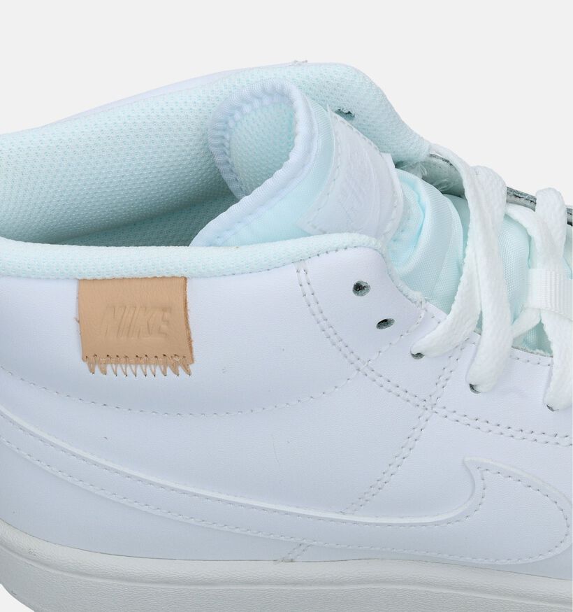 Nike Court Royale 2 Mid Baskets en Blanc pour femmes (332417)