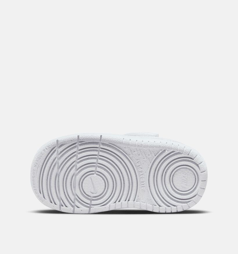Nike Court Borough Low Baskets pour b&eacute;b&eacute; en Blanc pour gar&ccedil;ons, filles (367324) - pour semelles orthop&eacute;diques