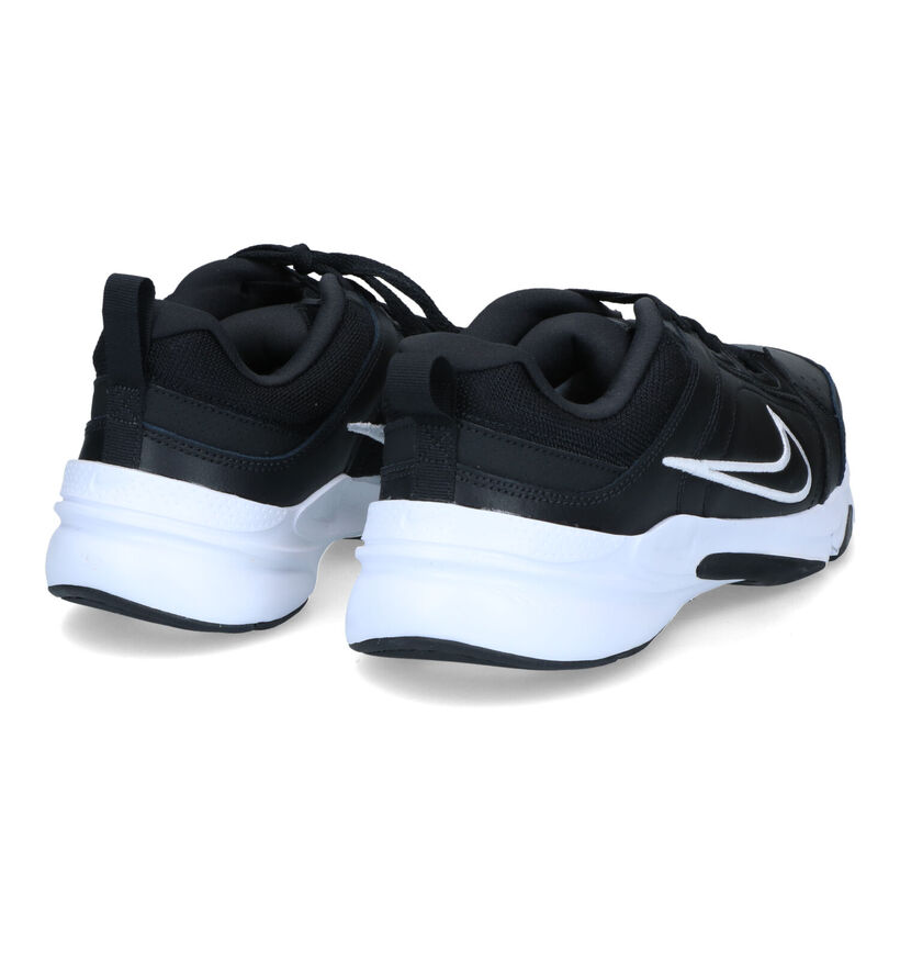 Nike Defy All Day Baskets en Blanc pour hommes (332318)