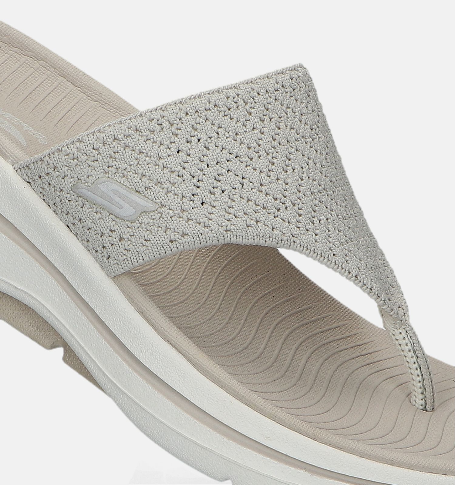 Skechers Go Walk Arch Fit Weekender Ecru Teenslippers Dames Slippers Online op TORFS.BE