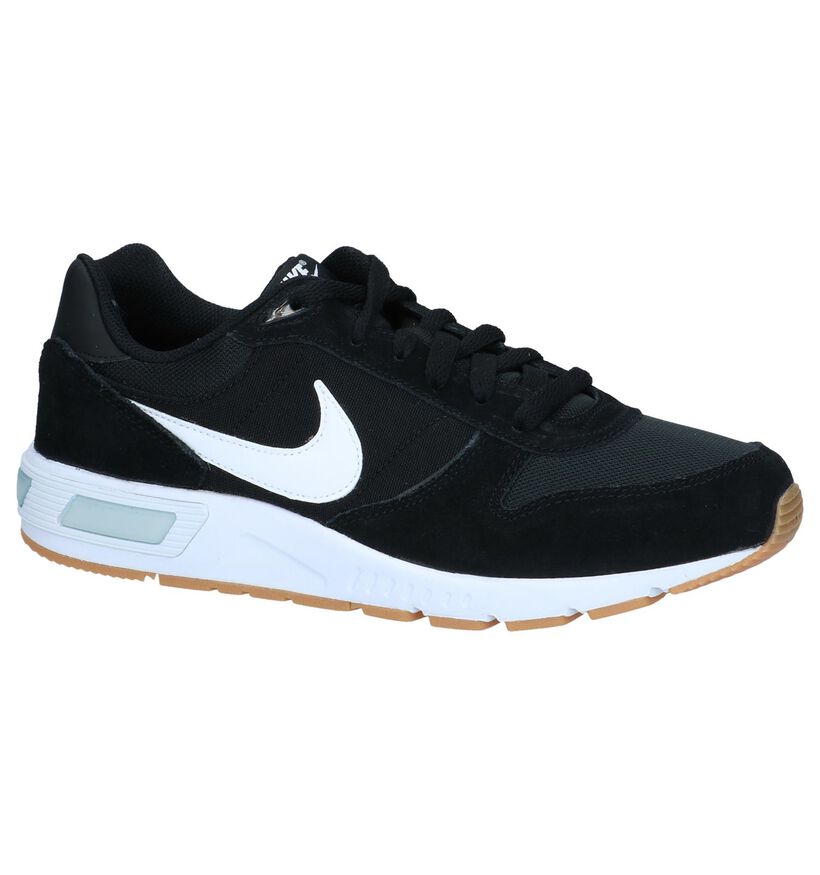 Nike Nightgazer Zwarte Sneakers in stof (234109)