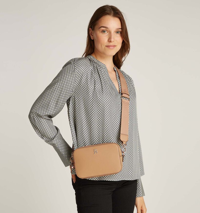 Tommy Hilfiger Soft Logo Camera Bag Sac porté croisé en Camel pour femmes (349979)
