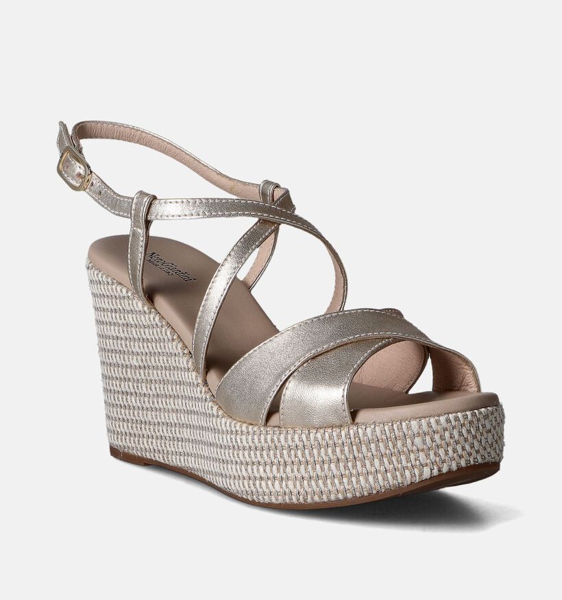 NeroGiardini Gouden Sandalen met sleehak NeroGiardini Gouden Sandalen met sleehak voor dames (355953)