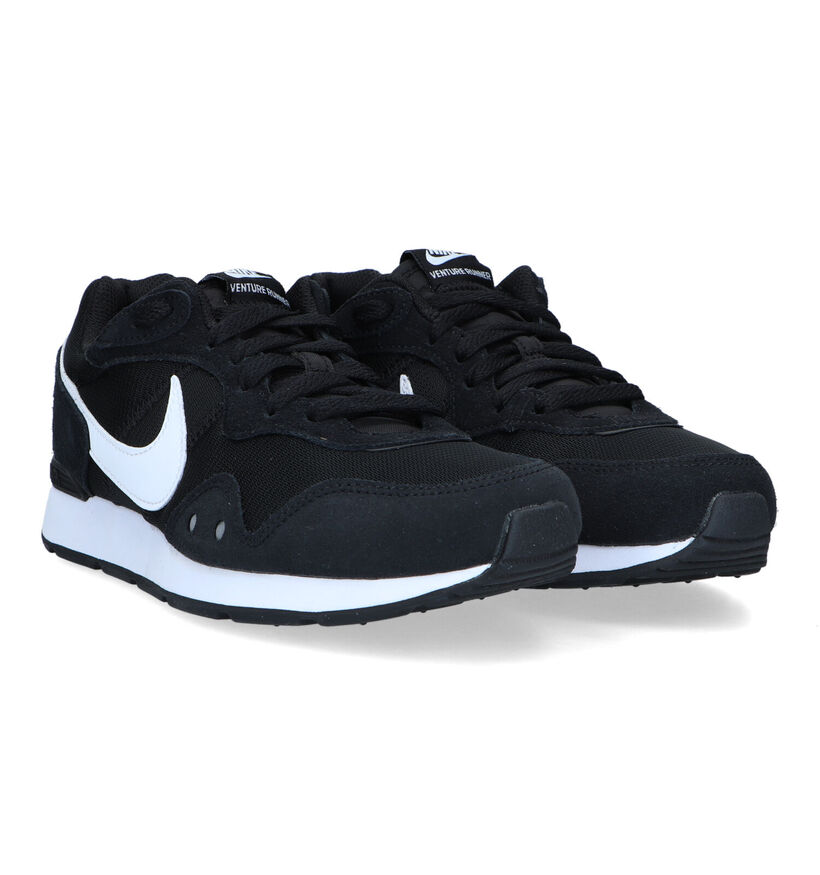 Nike Venture Runner Baskets en Noir pour femmes (332422)