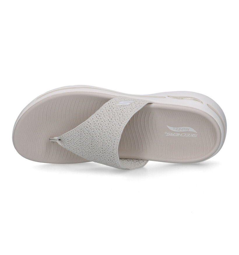 Skechers Go Walk Arch Fit Weekender Tongs en Écru pour femmes (338825)