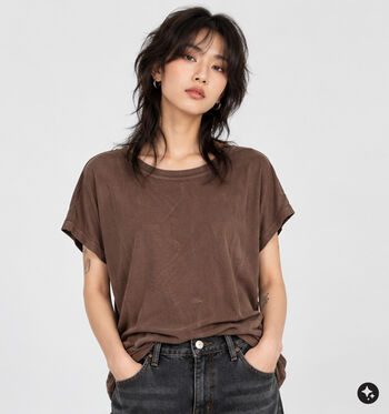 Ador&eacute; T-shirts Bruin