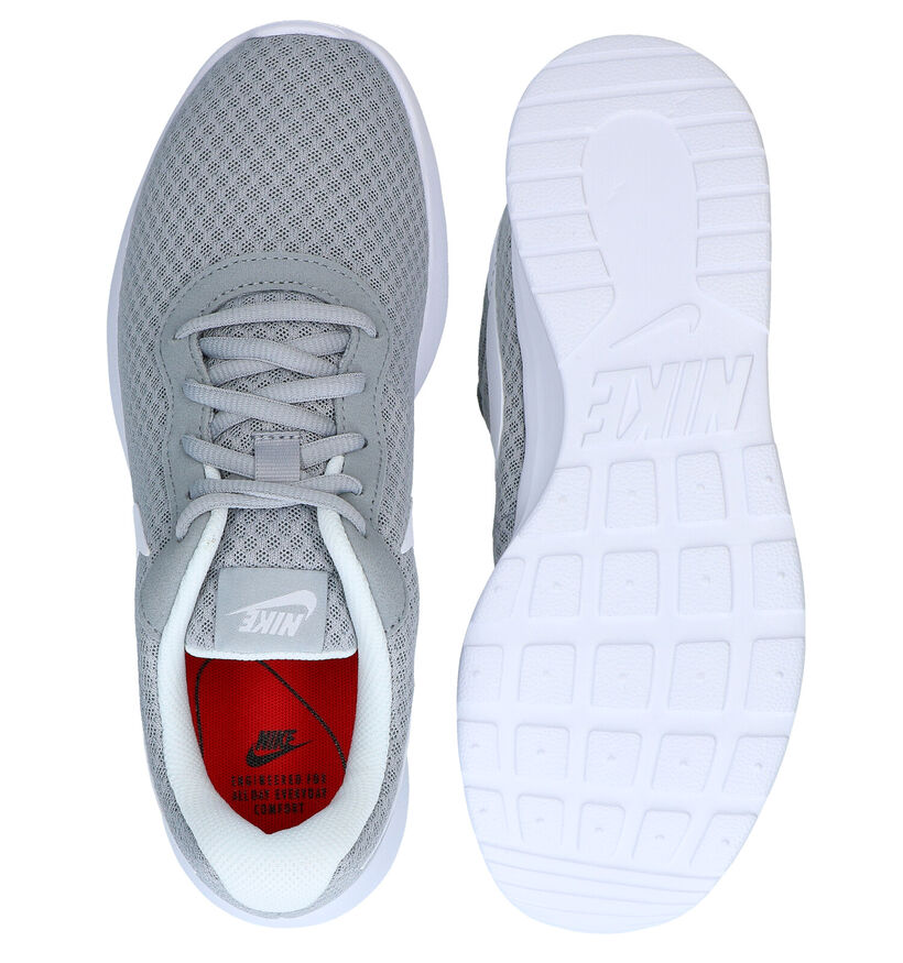 Nike Tanjun Baskets en Noir pour femmes (324623)