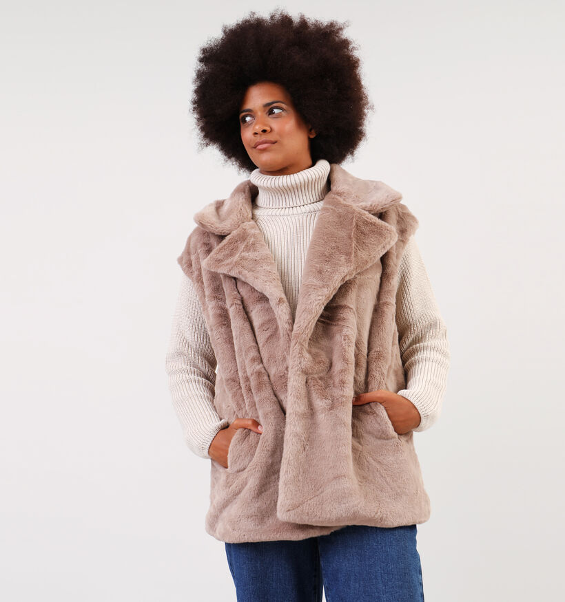 Dolce C. Beige Korte fluffy bodywarmer voor dames (350609)