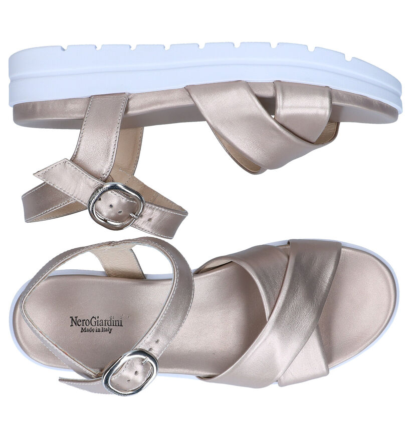 NeroGiardini Sandales plates en Or en cuir (290216)