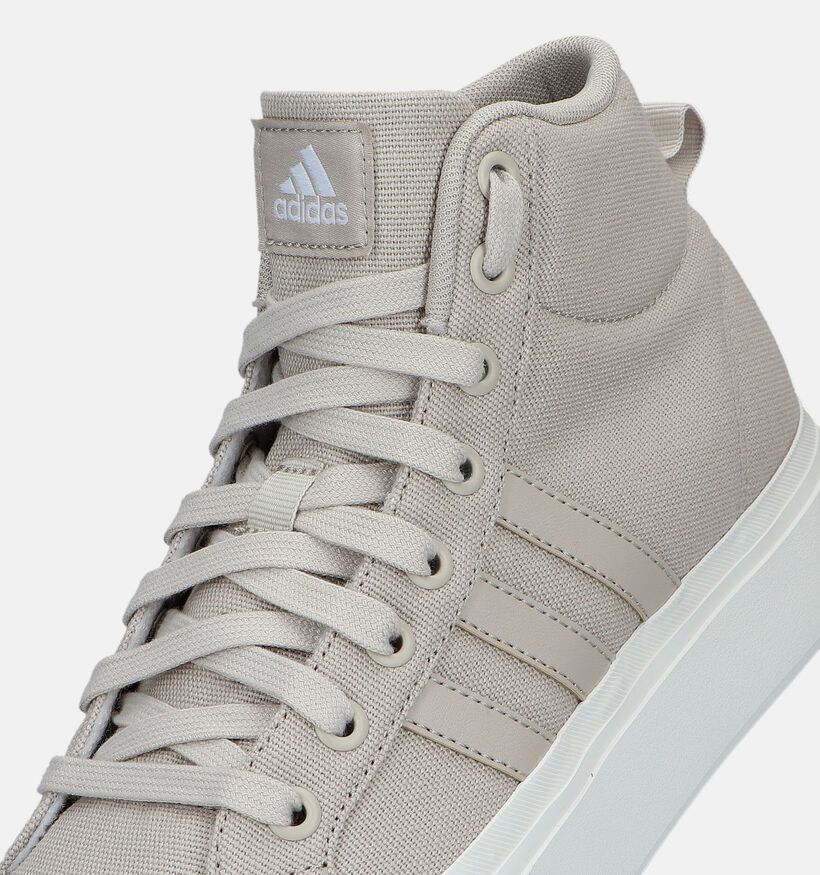 adidas Bravada 2.0 Mid Baskets en Taupe pour femmes (326276)