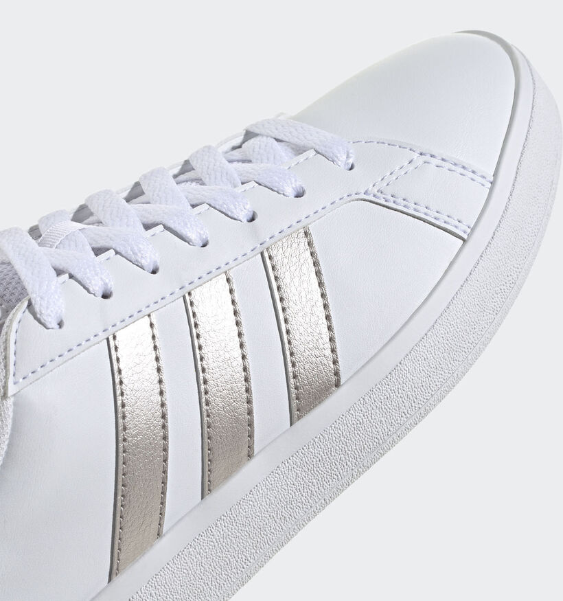 Adidas Grand Court Base 2.0 Witte Sneakers met Metallic strepen voor dames (356999)