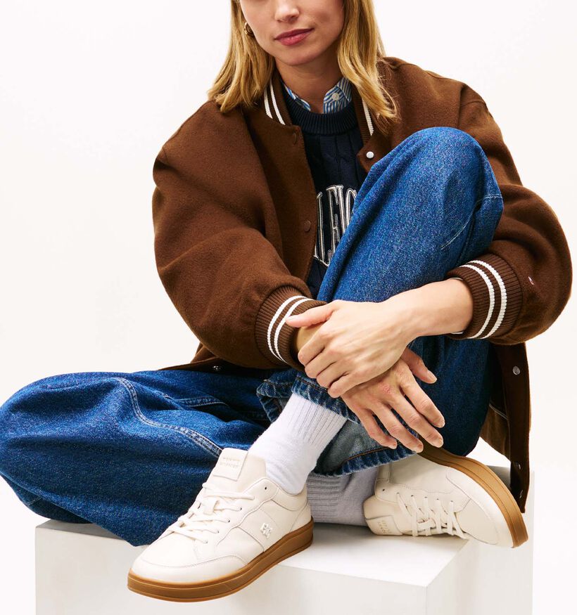 Tommy Hilfiger Heritage Court Baskets en Ecru Tommy Hilfiger Heritage Court Baskets en Ecru pour femmes (366162)