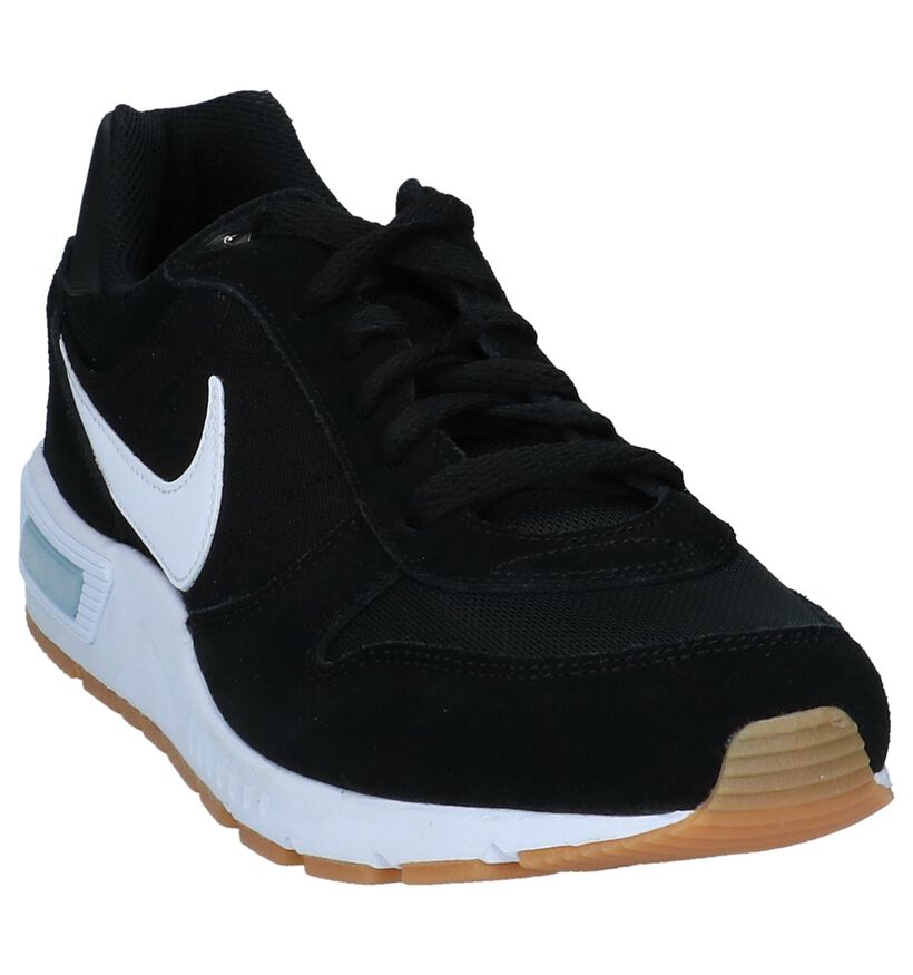 Nike Nightgazer Zwarte Sneakers in stof (234109)