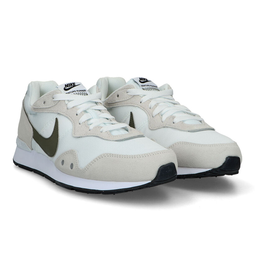 Nike Venture Runner Baskets en Blanc pour hommes (325149) - pour semelles orthopédiques