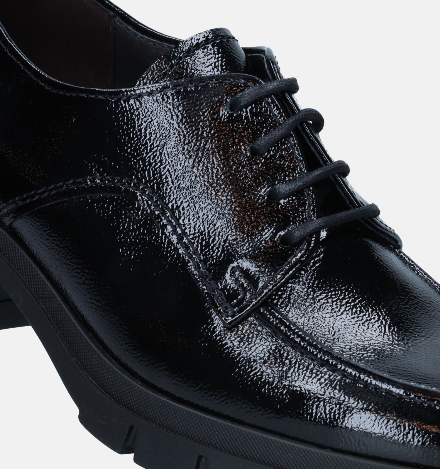 Schoen shop met blokhak