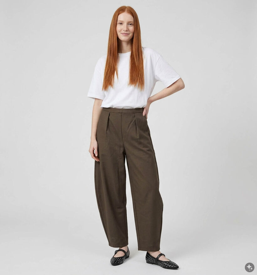 Pieces Gunhild Barrel Pantalon classique en Brun fonc&eacute; pour femmes (382091)