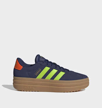 Baskets bleu