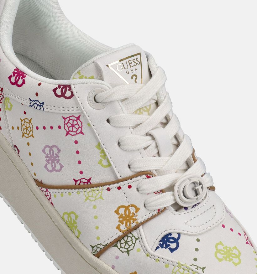 Guess Madley Baskets habill&eacute;es en Blanc pour femmes (369818) - pour semelles orthop&eacute;diques