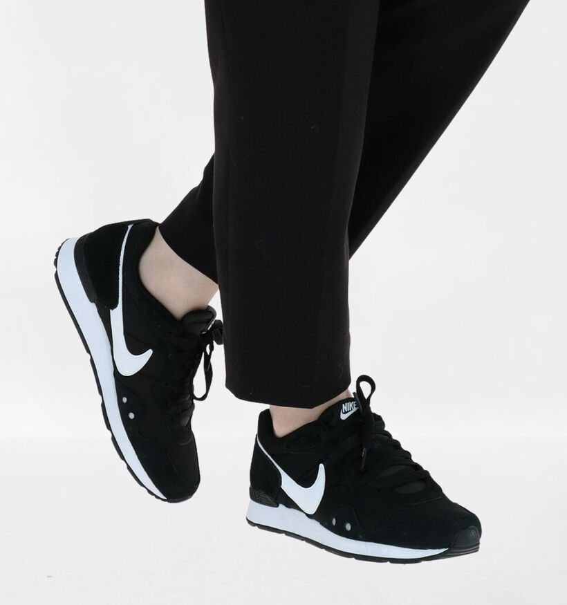 Nike Venture Runner Baskets en Noir pour femmes (332422)