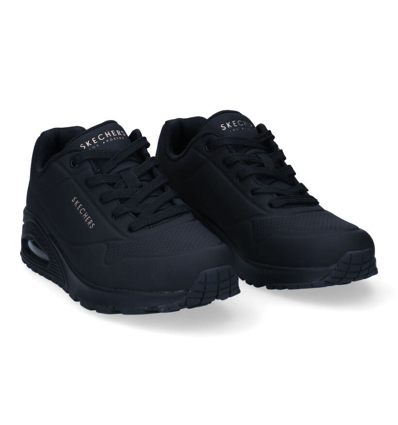 Skechers Uno Stand on Air Baskets en Noir pour femmes (326235)