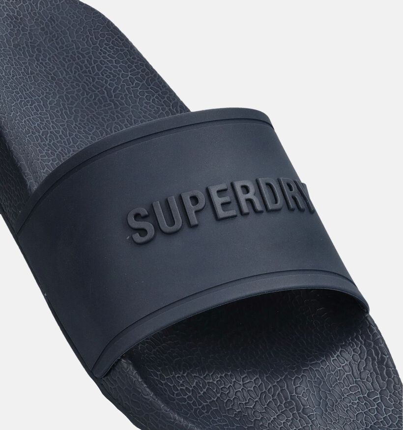 Superdry Premium Graphic Pool Slide Claquettes en Bleu fonc&eacute; pour hommes (369276)