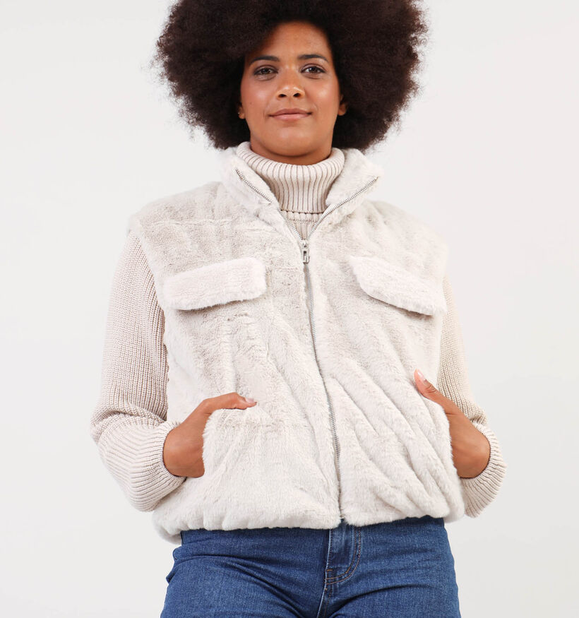 Dolce C. Beige Korte fluffy bodywarmer voor dames (350613)