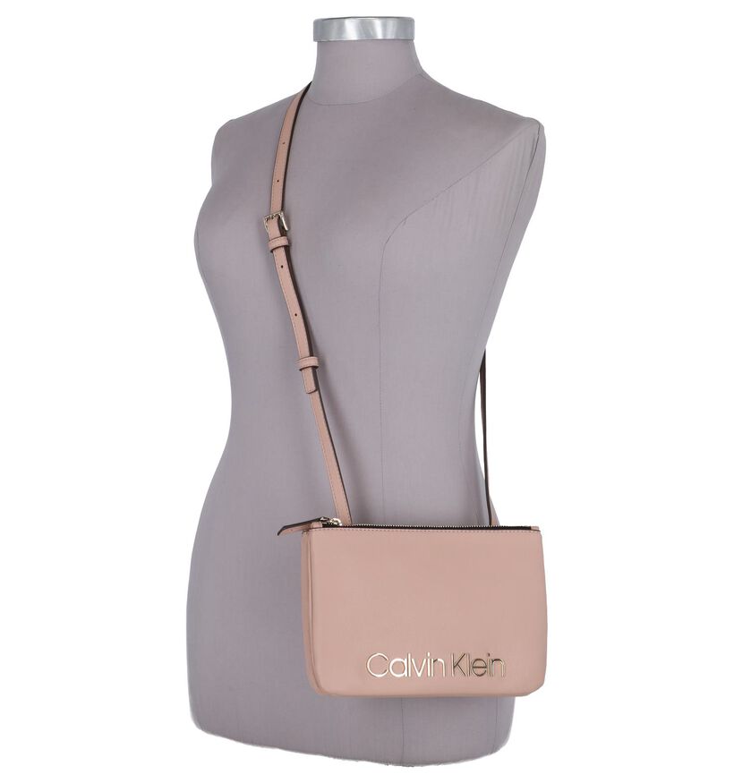 Calvin Klein Sacs porté croisé en Rose clair en simili cuir (257309)